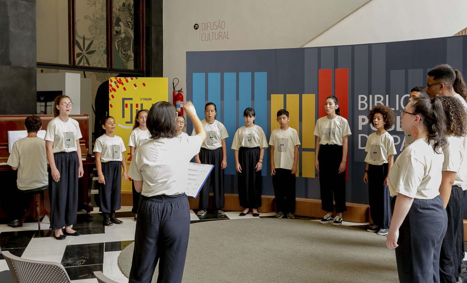 A Biblioteca Pública do Paraná (BPP) preparou uma programação especial para o mês de dezembro, com diversas atrações natalinas e atividades infantis. Uma minitemporada de corais e novas edições dos projetos Cine Pipoca e Gincana da Leitura são os destaques da agenda, que ainda inclui exposições, oficinas, lançamentos de livros, exibições de filmes e peças teatrais. Todas as atividades são gratuitas.