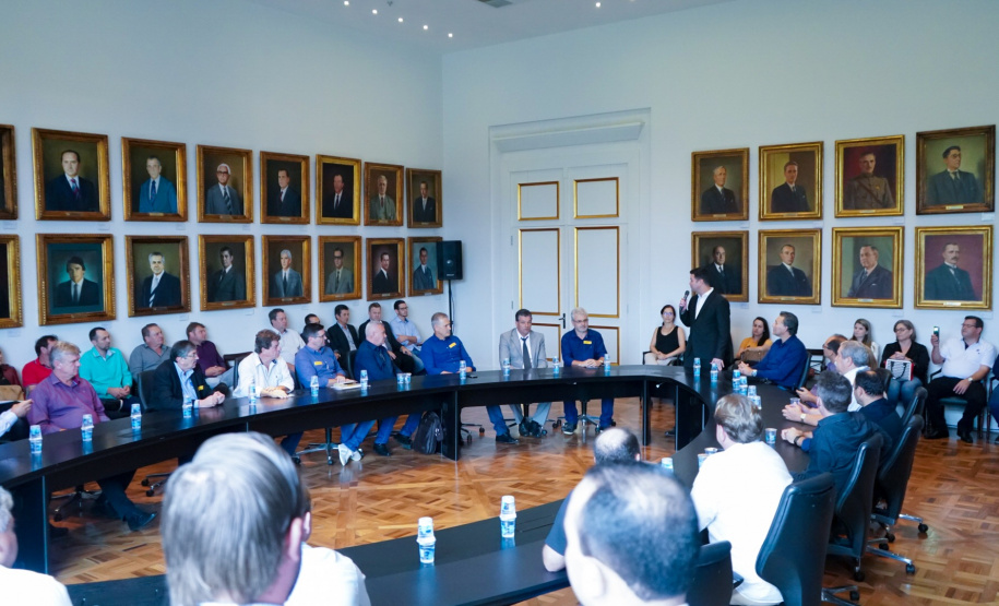 O Governo do Estado conclui esta semana a rodada de autorizações para liberação de recursos do programa Paraná Mais Cidades, que começou há cerca de dois meses. Coordenado pela Casa Civil, o programa é uma parceria entre o Governo e a Assembleia Legislativa e conta com R$ 351 milhões, provenientes do Tesouro Estadual e da devolução do exercício orçamentário do Legislativo. Foto: Guilherme Flores/Casa Civil