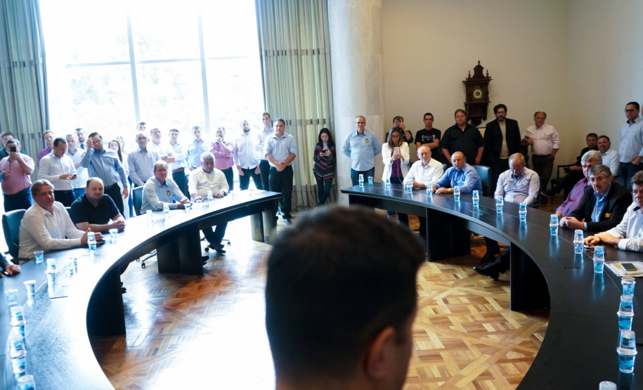 O Governo do Estado conclui esta semana a rodada de autorizações para liberação de recursos do programa Paraná Mais Cidades, que começou há cerca de dois meses. Coordenado pela Casa Civil, o programa é uma parceria entre o Governo e a Assembleia Legislativa e conta com R$ 351 milhões, provenientes do Tesouro Estadual e da devolução do exercício orçamentário do Legislativo. Foto: Guilherme Flores/Casa Civil