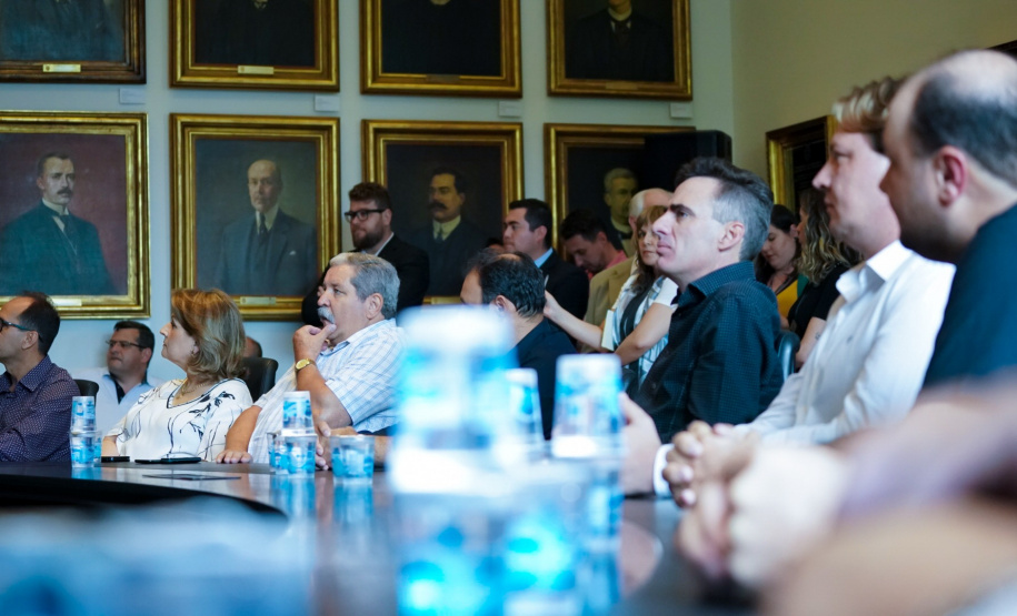 O Governo do Estado conclui esta semana a rodada de autorizações para liberação de recursos do programa Paraná Mais Cidades, que começou há cerca de dois meses. Coordenado pela Casa Civil, o programa é uma parceria entre o Governo e a Assembleia Legislativa e conta com R$ 351 milhões, provenientes do Tesouro Estadual e da devolução do exercício orçamentário do Legislativo. Foto: Guilherme Flores/Casa Civil