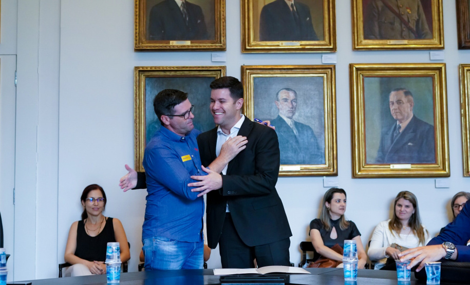 O Governo do Estado conclui esta semana a rodada de autorizações para liberação de recursos do programa Paraná Mais Cidades, que começou há cerca de dois meses. Coordenado pela Casa Civil, o programa é uma parceria entre o Governo e a Assembleia Legislativa e conta com R$ 351 milhões, provenientes do Tesouro Estadual e da devolução do exercício orçamentário do Legislativo. Foto: Guilherme Flores/Casa Civil