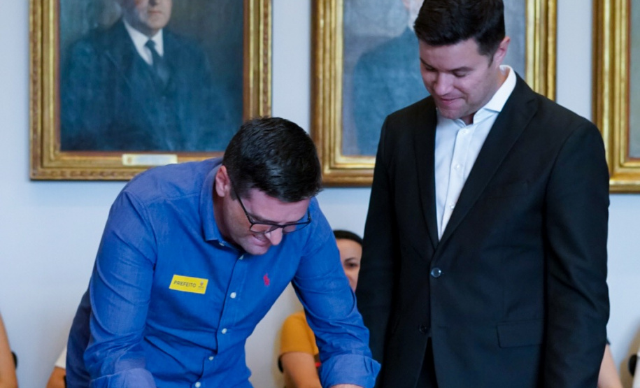 O Governo do Estado conclui esta semana a rodada de autorizações para liberação de recursos do programa Paraná Mais Cidades, que começou há cerca de dois meses. Coordenado pela Casa Civil, o programa é uma parceria entre o Governo e a Assembleia Legislativa e conta com R$ 351 milhões, provenientes do Tesouro Estadual e da devolução do exercício orçamentário do Legislativo. Foto: Guilherme Flores/Casa Civil