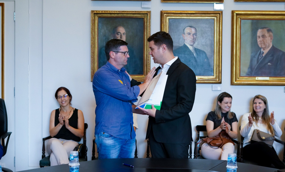 O Governo do Estado conclui esta semana a rodada de autorizações para liberação de recursos do programa Paraná Mais Cidades, que começou há cerca de dois meses. Coordenado pela Casa Civil, o programa é uma parceria entre o Governo e a Assembleia Legislativa e conta com R$ 351 milhões, provenientes do Tesouro Estadual e da devolução do exercício orçamentário do Legislativo. Foto: Guilherme Flores/Casa Civil