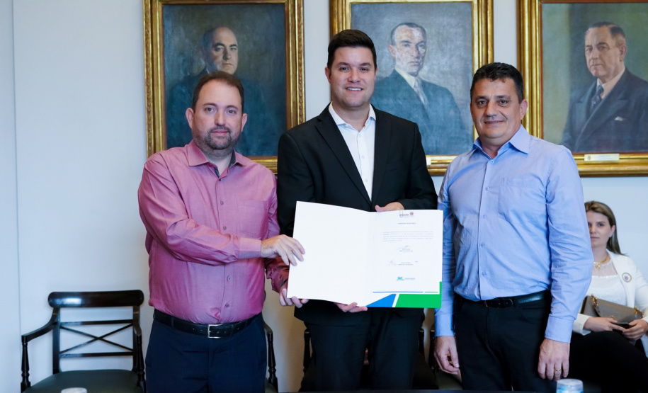 O Governo do Estado conclui esta semana a rodada de autorizações para liberação de recursos do programa Paraná Mais Cidades, que começou há cerca de dois meses. Coordenado pela Casa Civil, o programa é uma parceria entre o Governo e a Assembleia Legislativa e conta com R$ 351 milhões, provenientes do Tesouro Estadual e da devolução do exercício orçamentário do Legislativo. Foto: Guilherme Flores/Casa Civil