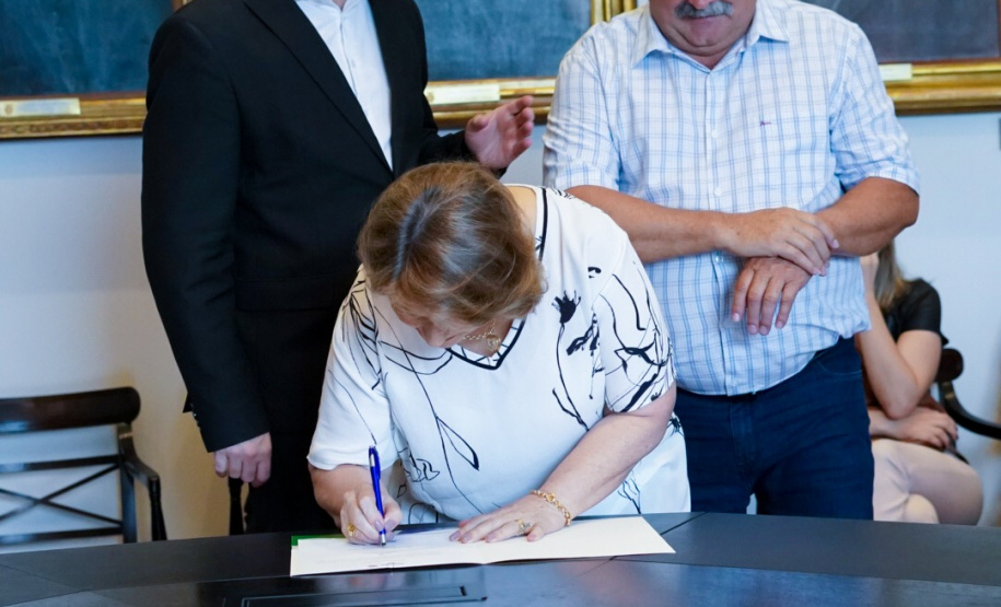 O Governo do Estado conclui esta semana a rodada de autorizações para liberação de recursos do programa Paraná Mais Cidades, que começou há cerca de dois meses. Coordenado pela Casa Civil, o programa é uma parceria entre o Governo e a Assembleia Legislativa e conta com R$ 351 milhões, provenientes do Tesouro Estadual e da devolução do exercício orçamentário do Legislativo. Foto: Guilherme Flores/Casa Civil