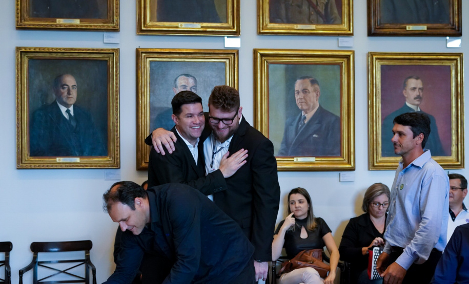 O Governo do Estado conclui esta semana a rodada de autorizações para liberação de recursos do programa Paraná Mais Cidades, que começou há cerca de dois meses. Coordenado pela Casa Civil, o programa é uma parceria entre o Governo e a Assembleia Legislativa e conta com R$ 351 milhões, provenientes do Tesouro Estadual e da devolução do exercício orçamentário do Legislativo. Foto: Guilherme Flores/Casa Civil