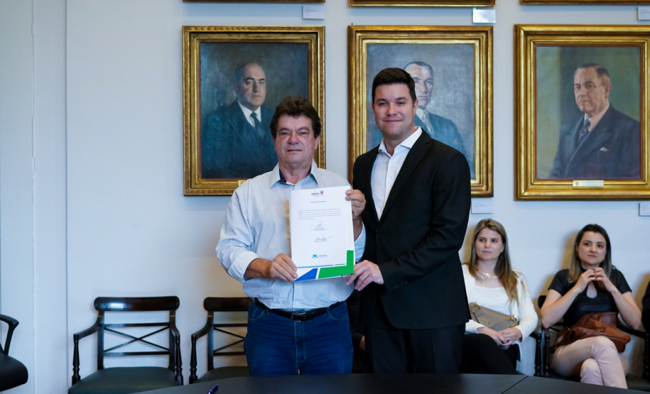 O Governo do Estado conclui esta semana a rodada de autorizações para liberação de recursos do programa Paraná Mais Cidades, que começou há cerca de dois meses. Coordenado pela Casa Civil, o programa é uma parceria entre o Governo e a Assembleia Legislativa e conta com R$ 351 milhões, provenientes do Tesouro Estadual e da devolução do exercício orçamentário do Legislativo. Foto: Guilherme Flores/Casa Civil
