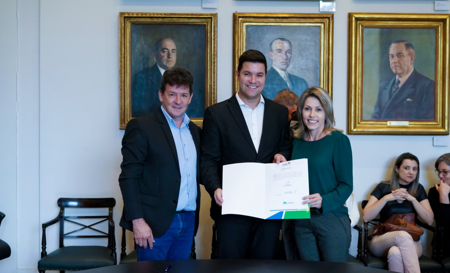 O Governo do Estado conclui esta semana a rodada de autorizações para liberação de recursos do programa Paraná Mais Cidades, que começou há cerca de dois meses. Coordenado pela Casa Civil, o programa é uma parceria entre o Governo e a Assembleia Legislativa e conta com R$ 351 milhões, provenientes do Tesouro Estadual e da devolução do exercício orçamentário do Legislativo. Foto: Guilherme Flores/Casa Civil