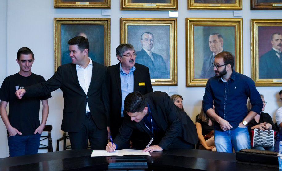 O Governo do Estado conclui esta semana a rodada de autorizações para liberação de recursos do programa Paraná Mais Cidades, que começou há cerca de dois meses. Coordenado pela Casa Civil, o programa é uma parceria entre o Governo e a Assembleia Legislativa e conta com R$ 351 milhões, provenientes do Tesouro Estadual e da devolução do exercício orçamentário do Legislativo. Foto: Guilherme Flores/Casa Civil