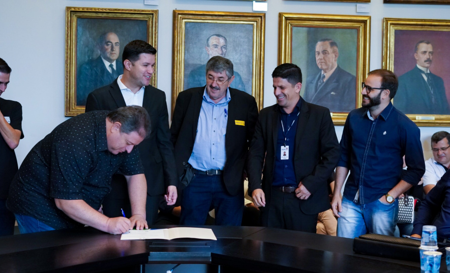 O Governo do Estado conclui esta semana a rodada de autorizações para liberação de recursos do programa Paraná Mais Cidades, que começou há cerca de dois meses. Coordenado pela Casa Civil, o programa é uma parceria entre o Governo e a Assembleia Legislativa e conta com R$ 351 milhões, provenientes do Tesouro Estadual e da devolução do exercício orçamentário do Legislativo. Foto: Guilherme Flores/Casa Civil