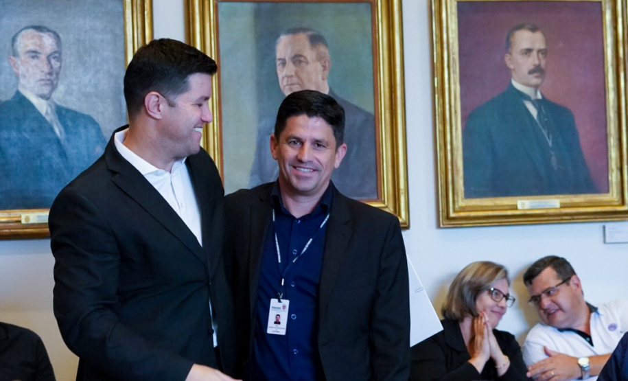 O Governo do Estado conclui esta semana a rodada de autorizações para liberação de recursos do programa Paraná Mais Cidades, que começou há cerca de dois meses. Coordenado pela Casa Civil, o programa é uma parceria entre o Governo e a Assembleia Legislativa e conta com R$ 351 milhões, provenientes do Tesouro Estadual e da devolução do exercício orçamentário do Legislativo. Foto: Guilherme Flores/Casa Civil