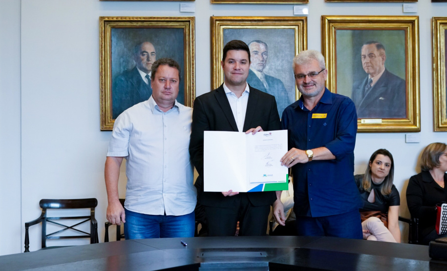 O Governo do Estado conclui esta semana a rodada de autorizações para liberação de recursos do programa Paraná Mais Cidades, que começou há cerca de dois meses. Coordenado pela Casa Civil, o programa é uma parceria entre o Governo e a Assembleia Legislativa e conta com R$ 351 milhões, provenientes do Tesouro Estadual e da devolução do exercício orçamentário do Legislativo. Foto: Guilherme Flores/Casa Civil