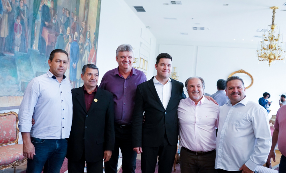 O Governo do Estado conclui esta semana a rodada de autorizações para liberação de recursos do programa Paraná Mais Cidades, que começou há cerca de dois meses. Coordenado pela Casa Civil, o programa é uma parceria entre o Governo e a Assembleia Legislativa e conta com R$ 351 milhões, provenientes do Tesouro Estadual e da devolução do exercício orçamentário do Legislativo. Foto: Guilherme Flores/Casa Civil