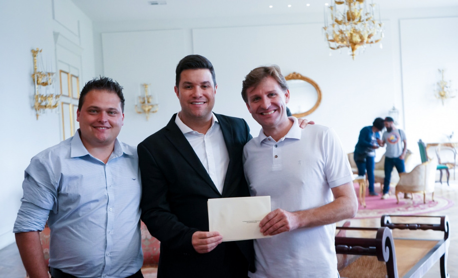 O Governo do Estado conclui esta semana a rodada de autorizações para liberação de recursos do programa Paraná Mais Cidades, que começou há cerca de dois meses. Coordenado pela Casa Civil, o programa é uma parceria entre o Governo e a Assembleia Legislativa e conta com R$ 351 milhões, provenientes do Tesouro Estadual e da devolução do exercício orçamentário do Legislativo. Foto: Guilherme Flores/Casa Civil