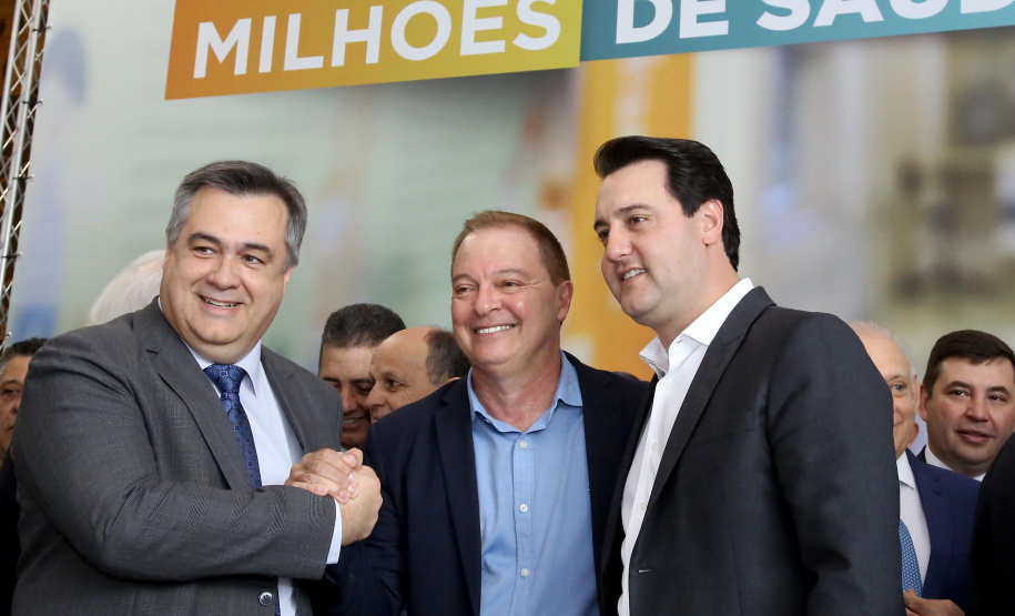 O governador Carlos Massa Ratinho Junior autorizou nesta terça-feira (3) o repasse de R$ 78 milhões para hospitais filantrópicos. Os recursos são destinados a obras (R$ 44,5 milhões) e equipamentos (R$ 33,5 milhões). É o maior pacote financeiro unificado da história às instituições, que atendem mais de 50% dos pacientes do Sistema Único de Saúde (SUS) no Paraná. Curitiba,03/12/2019 Foto:Jaelson Lucas / AEN