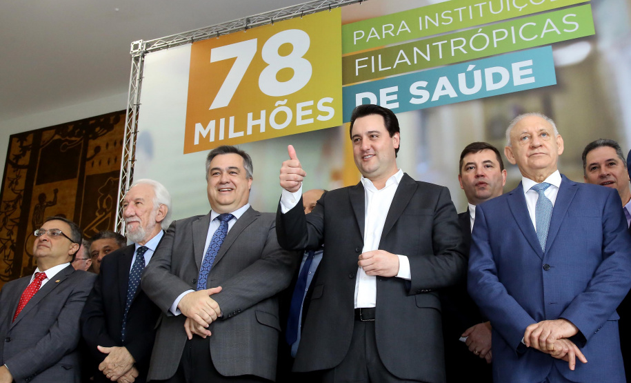 O governador Carlos Massa Ratinho Junior autorizou nesta terça-feira (3) o repasse de R$ 78 milhões para hospitais filantrópicos. Os recursos são destinados a obras (R$ 44,5 milhões) e equipamentos (R$ 33,5 milhões). É o maior pacote financeiro unificado da história às instituições, que atendem mais de 50% dos pacientes do Sistema Único de Saúde (SUS) no Paraná. Curitiba,03/12/2019 Foto:Jaelson Lucas / AEN