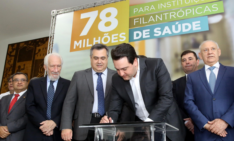 O governador Carlos Massa Ratinho Junior autorizou nesta terça-feira (3) o repasse de R$ 78 milhões para hospitais filantrópicos. Os recursos são destinados a obras (R$ 44,5 milhões) e equipamentos (R$ 33,5 milhões). É o maior pacote financeiro unificado da história às instituições, que atendem mais de 50% dos pacientes do Sistema Único de Saúde (SUS) no Paraná. Curitiba,03/12/2019 Foto:Jaelson Lucas / AEN