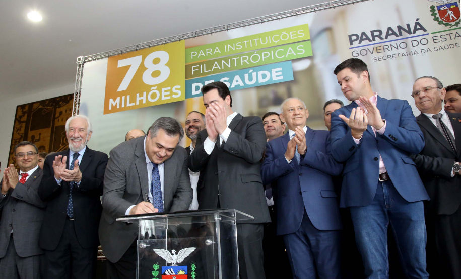 O governador Carlos Massa Ratinho Junior autorizou nesta terça-feira (3) o repasse de R$ 78 milhões para hospitais filantrópicos. Os recursos são destinados a obras (R$ 44,5 milhões) e equipamentos (R$ 33,5 milhões). É o maior pacote financeiro unificado da história às instituições, que atendem mais de 50% dos pacientes do Sistema Único de Saúde (SUS) no Paraná. Curitiba,03/12/2019 Foto:Jaelson Lucas / AEN