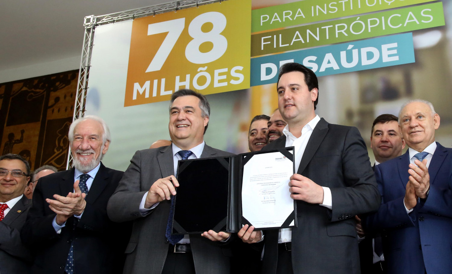 O governador Carlos Massa Ratinho Junior autorizou nesta terça-feira (3) o repasse de R$ 78 milhões para hospitais filantrópicos. Os recursos são destinados a obras (R$ 44,5 milhões) e equipamentos (R$ 33,5 milhões). É o maior pacote financeiro unificado da história às instituições, que atendem mais de 50% dos pacientes do Sistema Único de Saúde (SUS) no Paraná. Curitiba,03/12/2019 Foto:Jaelson Lucas / AEN