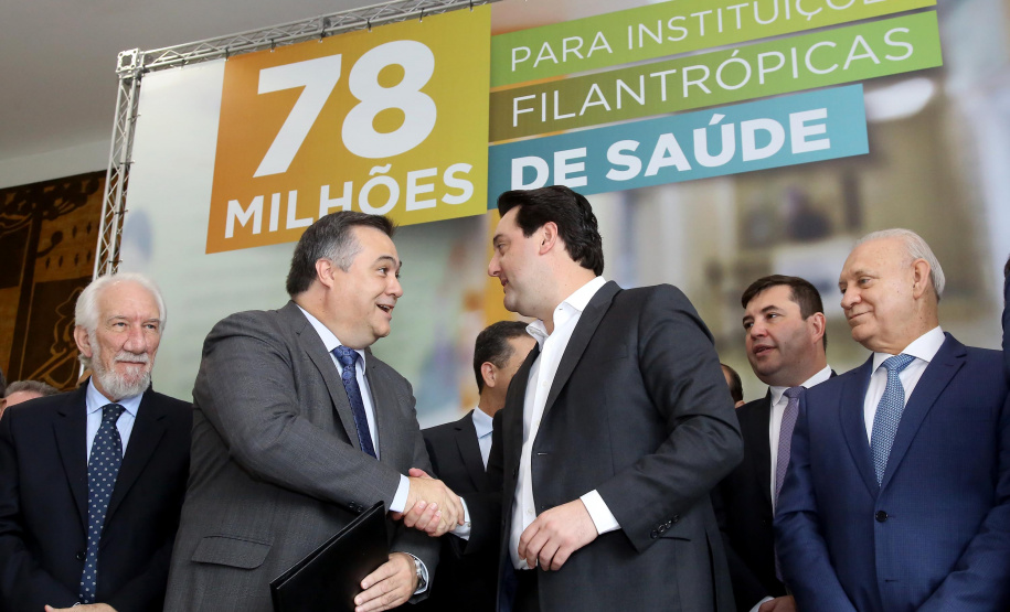 O governador Carlos Massa Ratinho Junior autorizou nesta terça-feira (3) o repasse de R$ 78 milhões para hospitais filantrópicos. Os recursos são destinados a obras (R$ 44,5 milhões) e equipamentos (R$ 33,5 milhões). É o maior pacote financeiro unificado da história às instituições, que atendem mais de 50% dos pacientes do Sistema Único de Saúde (SUS) no Paraná. Curitiba,03/12/2019 Foto:Jaelson Lucas / AEN