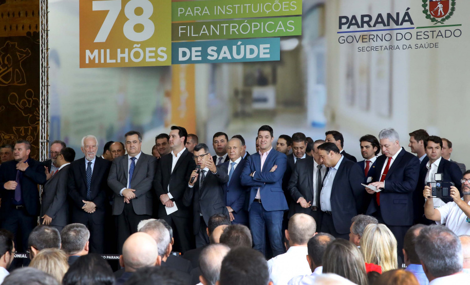 O governador Carlos Massa Ratinho Junior autorizou nesta terça-feira (3) o repasse de R$ 78 milhões para hospitais filantrópicos. Os recursos são destinados a obras (R$ 44,5 milhões) e equipamentos (R$ 33,5 milhões). É o maior pacote financeiro unificado da história às instituições, que atendem mais de 50% dos pacientes do Sistema Único de Saúde (SUS) no Paraná. Curitiba,03/12/2019 Foto:Jaelson Lucas / AEN