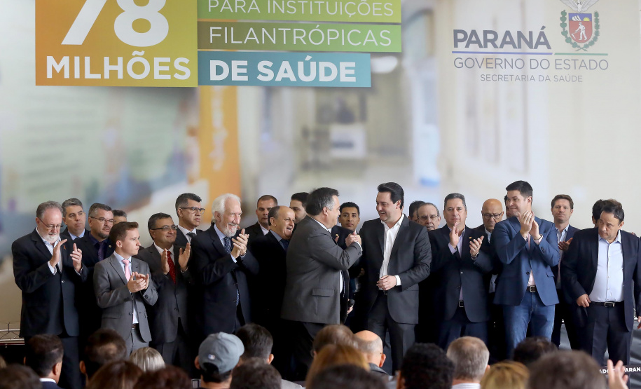 O governador Carlos Massa Ratinho Junior autorizou nesta terça-feira (3) o repasse de R$ 78 milhões para hospitais filantrópicos. Os recursos são destinados a obras (R$ 44,5 milhões) e equipamentos (R$ 33,5 milhões). É o maior pacote financeiro unificado da história às instituições, que atendem mais de 50% dos pacientes do Sistema Único de Saúde (SUS) no Paraná. Curitiba,03/12/2019 Foto:Jaelson Lucas / AEN