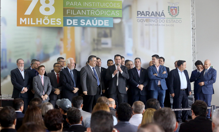 O governador Carlos Massa Ratinho Junior autorizou nesta terça-feira (3) o repasse de R$ 78 milhões para hospitais filantrópicos. Os recursos são destinados a obras (R$ 44,5 milhões) e equipamentos (R$ 33,5 milhões). É o maior pacote financeiro unificado da história às instituições, que atendem mais de 50% dos pacientes do Sistema Único de Saúde (SUS) no Paraná. Curitiba,03/12/2019 Foto:Jaelson Lucas / AEN