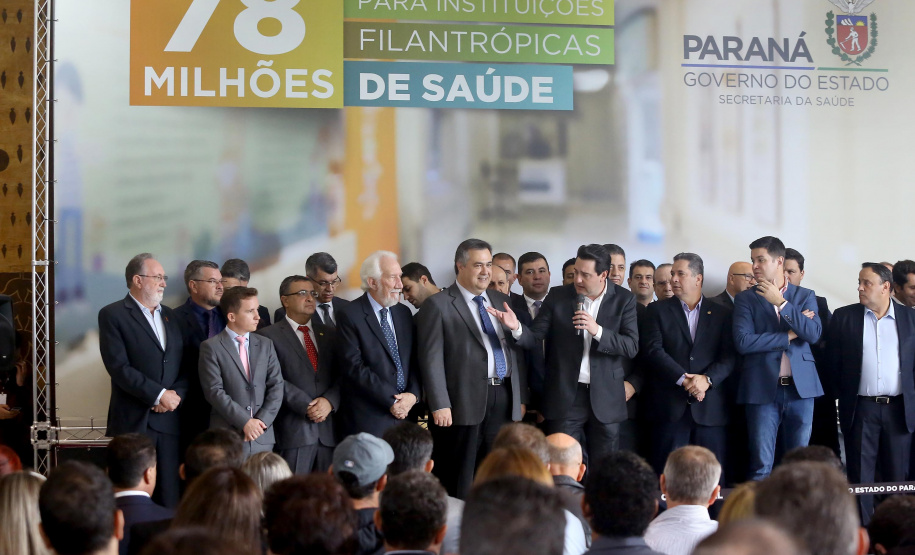 O governador Carlos Massa Ratinho Junior autorizou nesta terça-feira (3) o repasse de R$ 78 milhões para hospitais filantrópicos. Os recursos são destinados a obras (R$ 44,5 milhões) e equipamentos (R$ 33,5 milhões). É o maior pacote financeiro unificado da história às instituições, que atendem mais de 50% dos pacientes do Sistema Único de Saúde (SUS) no Paraná. Curitiba,03/12/2019 Foto:Jaelson Lucas / AEN