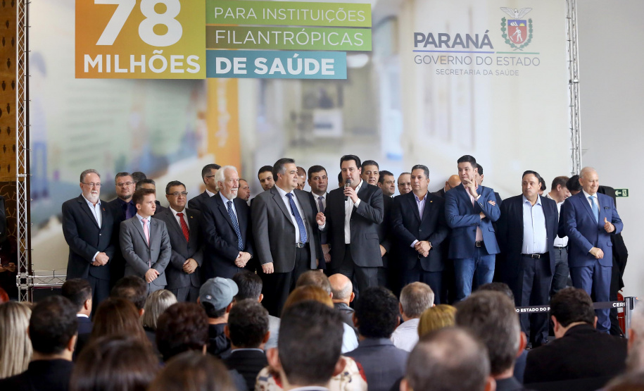 O governador Carlos Massa Ratinho Junior autorizou nesta terça-feira (3) o repasse de R$ 78 milhões para hospitais filantrópicos. Os recursos são destinados a obras (R$ 44,5 milhões) e equipamentos (R$ 33,5 milhões). É o maior pacote financeiro unificado da história às instituições, que atendem mais de 50% dos pacientes do Sistema Único de Saúde (SUS) no Paraná. Curitiba,03/12/2019 Foto:Jaelson Lucas / AEN