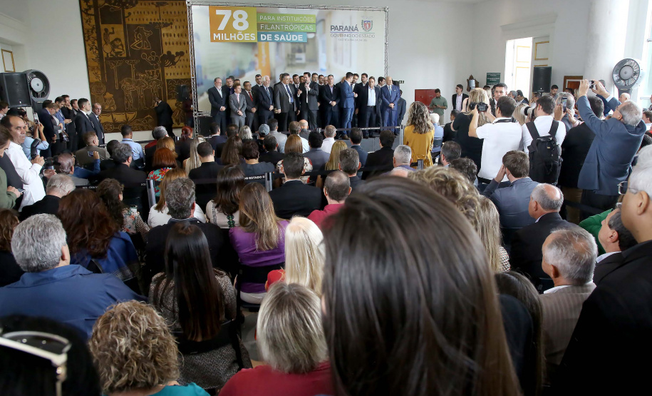 O governador Carlos Massa Ratinho Junior autorizou nesta terça-feira (3) o repasse de R$ 78 milhões para hospitais filantrópicos. Os recursos são destinados a obras (R$ 44,5 milhões) e equipamentos (R$ 33,5 milhões). É o maior pacote financeiro unificado da história às instituições, que atendem mais de 50% dos pacientes do Sistema Único de Saúde (SUS) no Paraná. Curitiba,03/12/2019 Foto:Jaelson Lucas / AEN