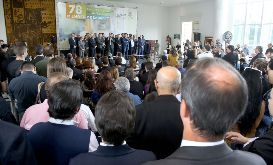 O governador Carlos Massa Ratinho Junior autorizou nesta terça-feira (3) o repasse de R$ 78 milhões para hospitais filantrópicos. Os recursos são destinados a obras (R$ 44,5 milhões) e equipamentos (R$ 33,5 milhões). É o maior pacote financeiro unificado da história às instituições, que atendem mais de 50% dos pacientes do Sistema Único de Saúde (SUS) no Paraná. Curitiba,03/12/2019 Foto:Jaelson Lucas / AEN