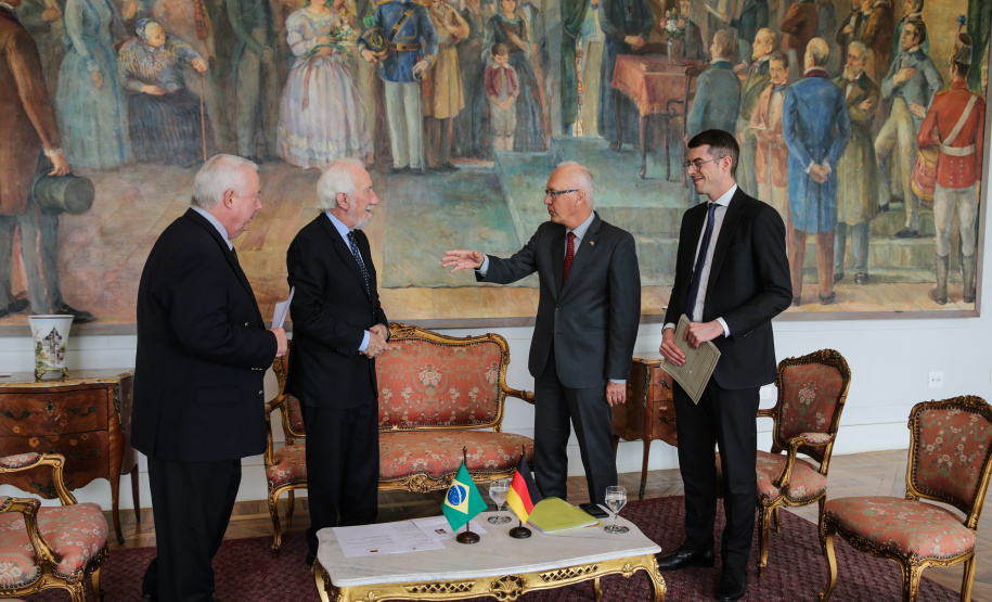 O vice governador Darci Piana recebe nesta terça-feira (3), o embaixador da Alemanha no Brasil, Georg Witschel no Palácio Iguaçu.   Curitiba, 03/12/2019 -  Foto: Geraldo Bubniak/AEN
