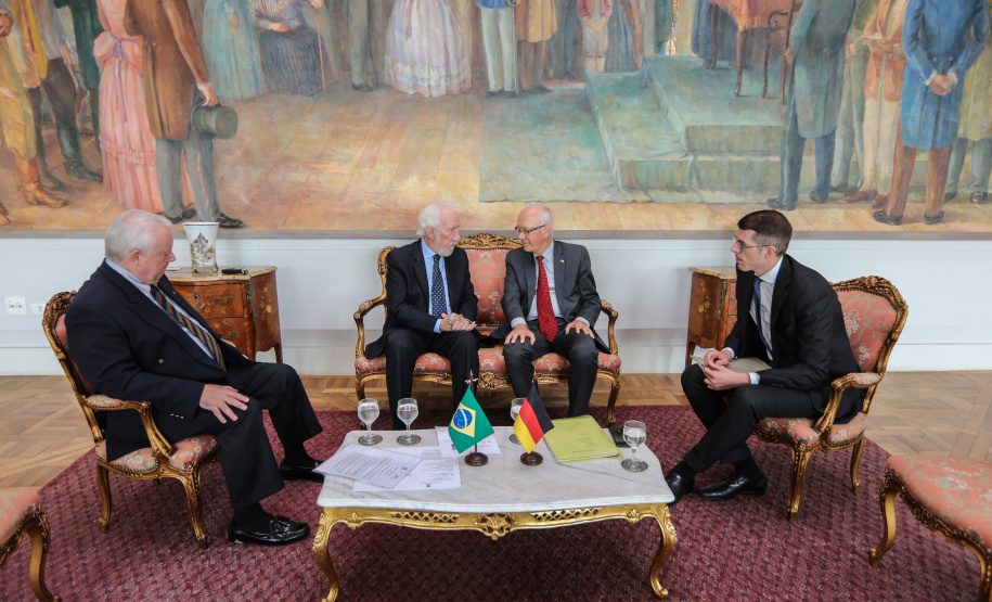 O vice governador Darci Piana recebe nesta terça-feira (3), o embaixador da Alemanha no Brasil, Georg Witschel no Palácio Iguaçu.   Curitiba, 03/12/2019 -  Foto: Geraldo Bubniak/AEN