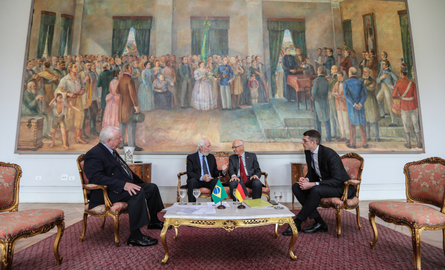 O vice governador Darci Piana recebe nesta terça-feira (3), o embaixador da Alemanha no Brasil, Georg Witschel no Palácio Iguaçu.   Curitiba, 03/12/2019 -  Foto: Geraldo Bubniak/AEN