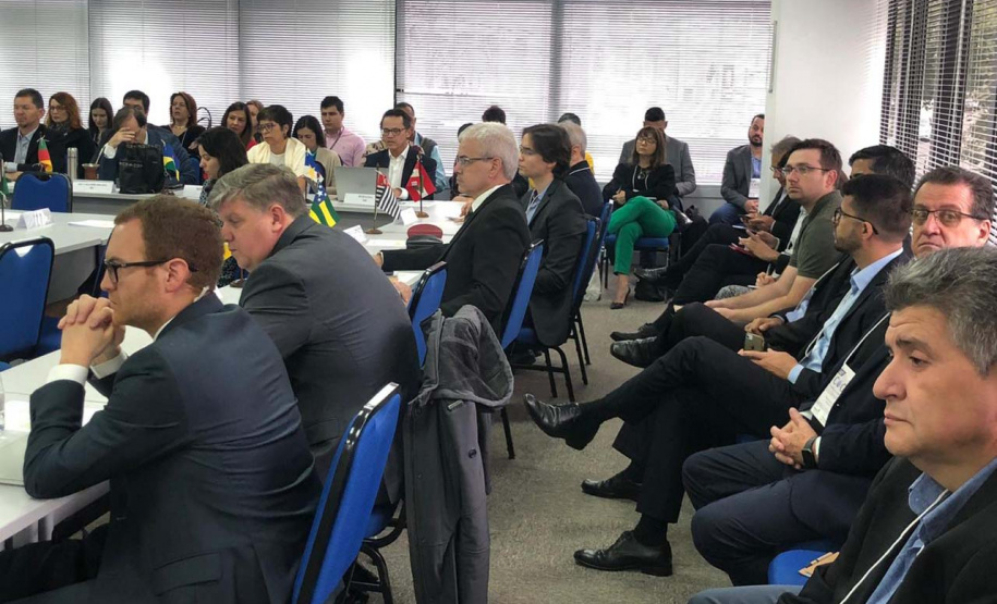 O diretor-geral da Secretaria de Estado da Fazenda, João Giona Junior, avalia que a participação de representantes da Casa Civil do governo federal e da Presidência da República na reunião da Comissão de Gestão Fazendária (Cogef), que acontece em Curitiba, é importante sinalização do interesse do governo federal nas políticas de gestão fiscal dos Estados. Em sua opinião, isso deve se refletir no avanço dessas pautas estratégicas.Foto:SEFA