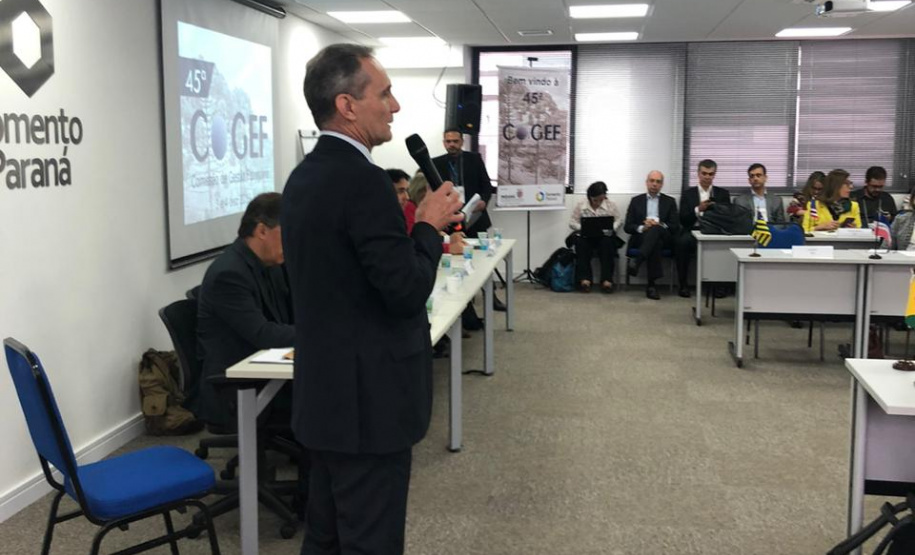 O diretor-geral da Secretaria de Estado da Fazenda, João Giona Junior, avalia que a participação de representantes da Casa Civil do governo federal e da Presidência da República na reunião da Comissão de Gestão Fazendária (Cogef), que acontece em Curitiba, é importante sinalização do interesse do governo federal nas políticas de gestão fiscal dos Estados. Em sua opinião, isso deve se refletir no avanço dessas pautas estratégicas.Foto:SEFA