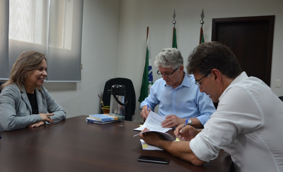 Um convênio assinado nesta terça-feira (03) vai garantir a implantação de nove hortas urbanas em Cascavel e a manutenção de 36. A iniciativa integra o programa Hortas Comunitárias do Departamento de Segurança Alimentar e Nutricional (Desan) e vai beneficiar diretamente 270 famílias. O valor do convênio é R$ 428,6 mil, com repasse de R$ 399,9 mil da Secretaria de Estado da Agricultura e do Abastecimento e a contrapartida do município de R$ 28,6 mil. Foto:SEAB