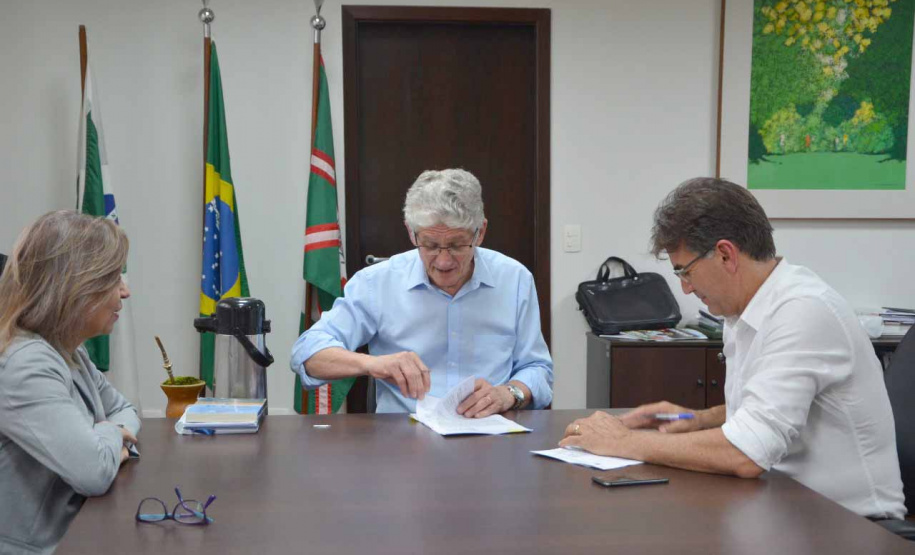 Um convênio assinado nesta terça-feira (03) vai garantir a implantação de nove hortas urbanas em Cascavel e a manutenção de 36. A iniciativa integra o programa Hortas Comunitárias do Departamento de Segurança Alimentar e Nutricional (Desan) e vai beneficiar diretamente 270 famílias. O valor do convênio é R$ 428,6 mil, com repasse de R$ 399,9 mil da Secretaria de Estado da Agricultura e do Abastecimento e a contrapartida do município de R$ 28,6 mil. Foto:SEAB