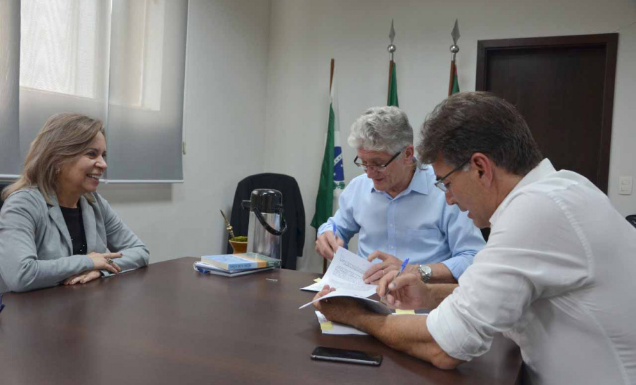 Um convênio assinado nesta terça-feira (03) vai garantir a implantação de nove hortas urbanas em Cascavel e a manutenção de 36. A iniciativa integra o programa Hortas Comunitárias do Departamento de Segurança Alimentar e Nutricional (Desan) e vai beneficiar diretamente 270 famílias. O valor do convênio é R$ 428,6 mil, com repasse de R$ 399,9 mil da Secretaria de Estado da Agricultura e do Abastecimento e a contrapartida do município de R$ 28,6 mil. Foto:SEAB