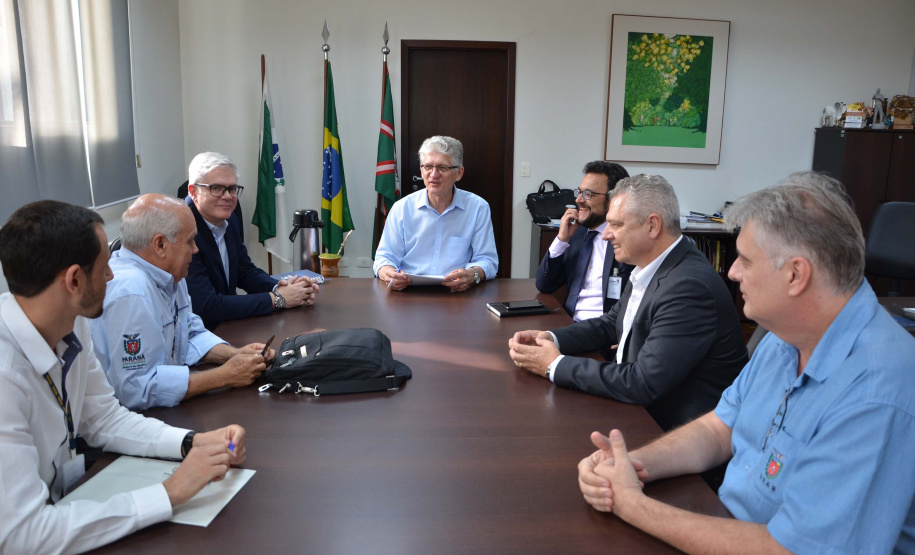 A Secretaria de Estado da Agricultura e Abastecimento vai ampliar o número de agências que financiam o programa Trator Solidário. Uma parceria assinada nesta terça-feira (03) possibilitará a entrada do Sistema de Cooperativas de Crédito do Brasil (Sicoob) no financiamento do programa, dando mais condições de atendimento ao agricultor familiar.Foto:SEAB