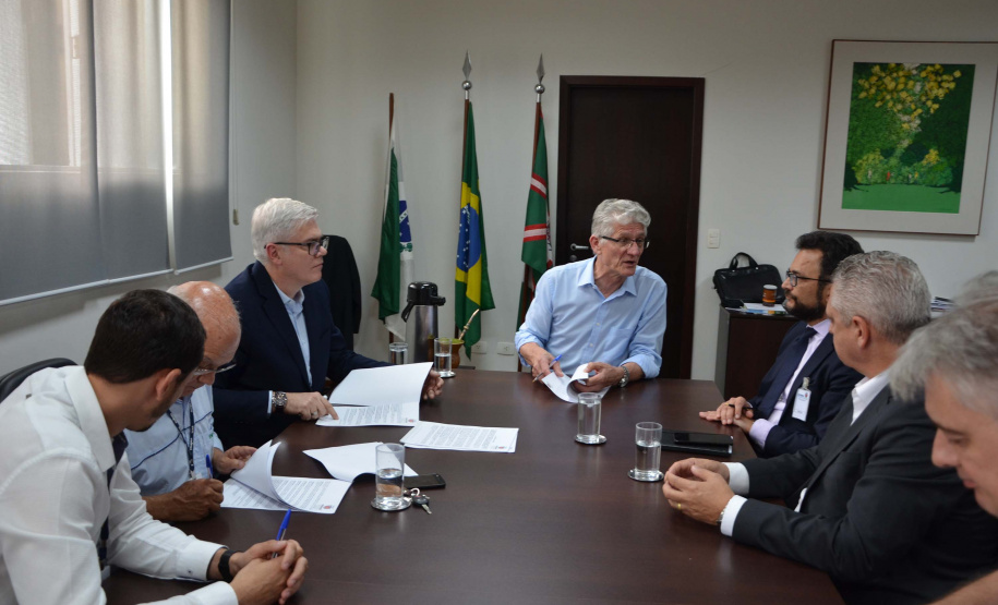 A Secretaria de Estado da Agricultura e Abastecimento vai ampliar o número de agências que financiam o programa Trator Solidário. Uma parceria assinada nesta terça-feira (03) possibilitará a entrada do Sistema de Cooperativas de Crédito do Brasil (Sicoob) no financiamento do programa, dando mais condições de atendimento ao agricultor familiar.Foto:SEAB