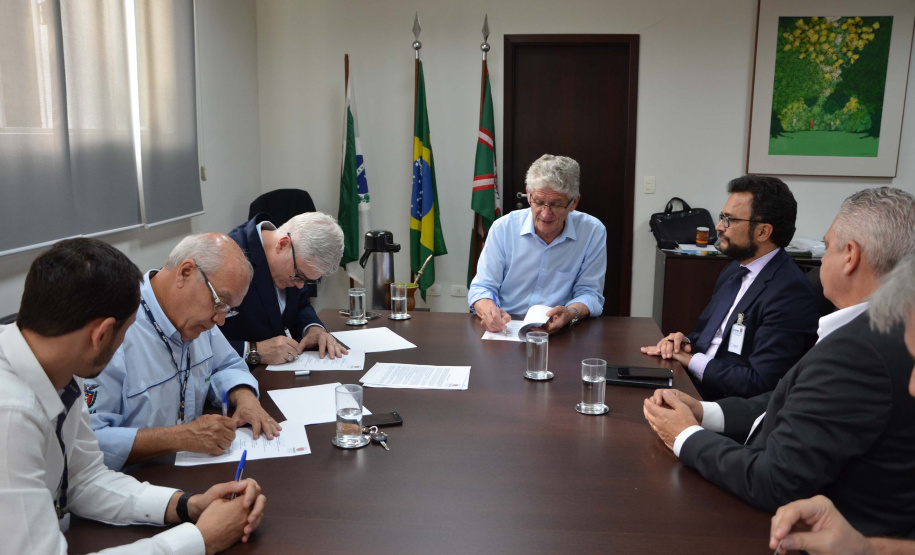 A Secretaria de Estado da Agricultura e Abastecimento vai ampliar o número de agências que financiam o programa Trator Solidário. Uma parceria assinada nesta terça-feira (03) possibilitará a entrada do Sistema de Cooperativas de Crédito do Brasil (Sicoob) no financiamento do programa, dando mais condições de atendimento ao agricultor familiar.Foto:SEAB