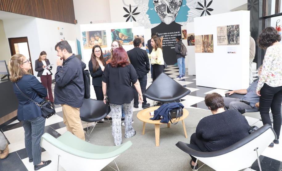 Foi aberta nesta terça-feira (03), na Biblioteca Púbica do Paraná, em Curitiba, a programação que marca o Dia Internacional dos Direitos Humanos, celebrado em 10 de dezembro. Nessa data, em 1948, a Assembleia Geral das Nações Unidas oficializou, em Paris, a Declaração Universal que este ano completa 71 anos. Foto:SEJUF
