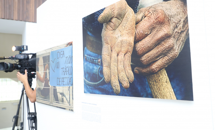Foi aberta nesta terça-feira (03), na Biblioteca Púbica do Paraná, em Curitiba, a programação que marca o Dia Internacional dos Direitos Humanos, celebrado em 10 de dezembro. Nessa data, em 1948, a Assembleia Geral das Nações Unidas oficializou, em Paris, a Declaração Universal que este ano completa 71 anos. Foto:SEJUF