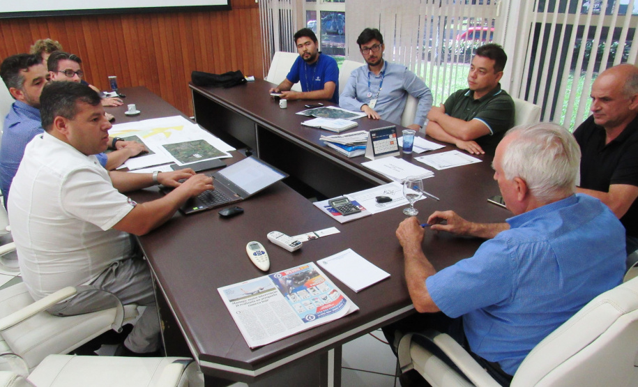 A Sanepar vai investir cerca de R$ 20 milhões na ampliação dos sistemas de água e esgotamento sanitário de Nova Esperança. O planejamento foi apresentado pelo diretor de Investimentos da companhia, Joel de Jesus Macedo, ao prefeito Moacir Olivatti. Após a conclusão das obras, o município terá mais de 90% de atendimento com os serviços de coleta e tratamento de esgoto. Os recursos também garantirão a manutenção de 100% de atendimento com água tratada.Foto: Ssanepar