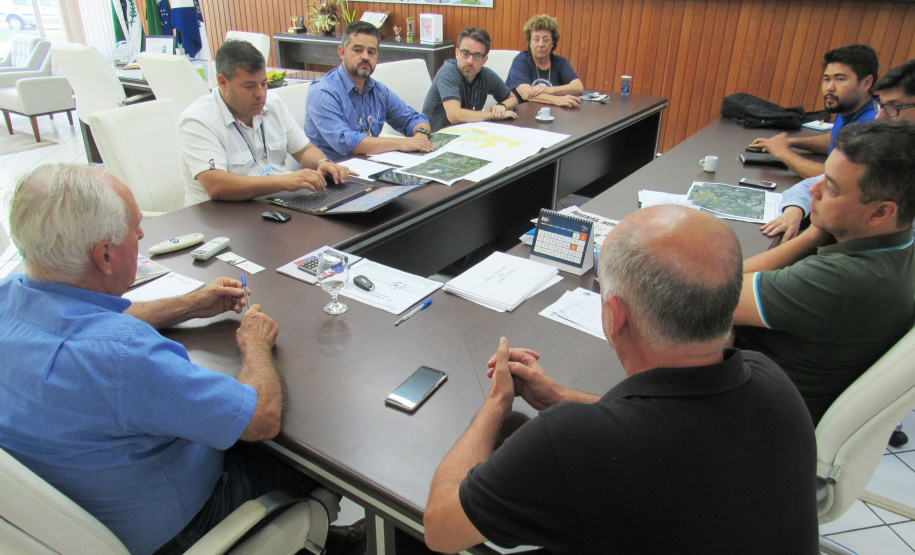 A Sanepar vai investir cerca de R$ 20 milhões na ampliação dos sistemas de água e esgotamento sanitário de Nova Esperança. O planejamento foi apresentado pelo diretor de Investimentos da companhia, Joel de Jesus Macedo, ao prefeito Moacir Olivatti. Após a conclusão das obras, o município terá mais de 90% de atendimento com os serviços de coleta e tratamento de esgoto. Os recursos também garantirão a manutenção de 100% de atendimento com água tratada.Foto: Ssanepar