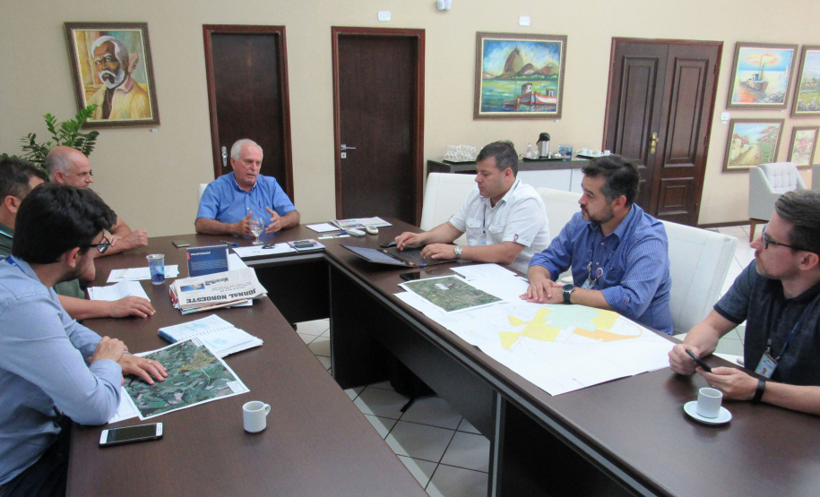 A Sanepar vai investir cerca de R$ 20 milhões na ampliação dos sistemas de água e esgotamento sanitário de Nova Esperança. O planejamento foi apresentado pelo diretor de Investimentos da companhia, Joel de Jesus Macedo, ao prefeito Moacir Olivatti. Após a conclusão das obras, o município terá mais de 90% de atendimento com os serviços de coleta e tratamento de esgoto. Os recursos também garantirão a manutenção de 100% de atendimento com água tratada.Foto: Ssanepar