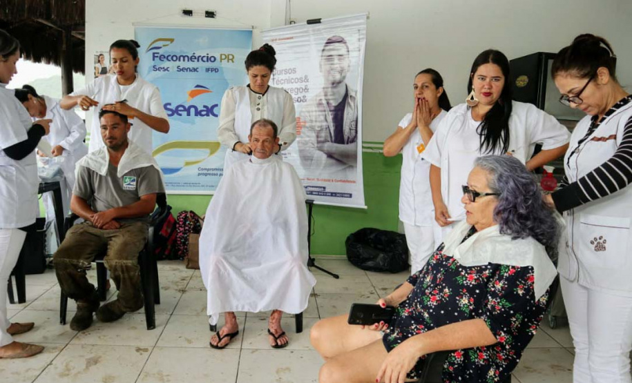 A empresa Portos do Paraná levou pela primeira vez o projeto Porto em Ação para além do continente. A comunidade beneficiada foi a de Encantadas, na Ilha do Mel. Nesta quarta-feira (4), os moradores tiveram acesso a exames clínicos e vacinação, além de corte de cabelo, aulas de xadrez, orientações sobre qualidade de vida e atividades físicas. Foto: Portos do Paraná