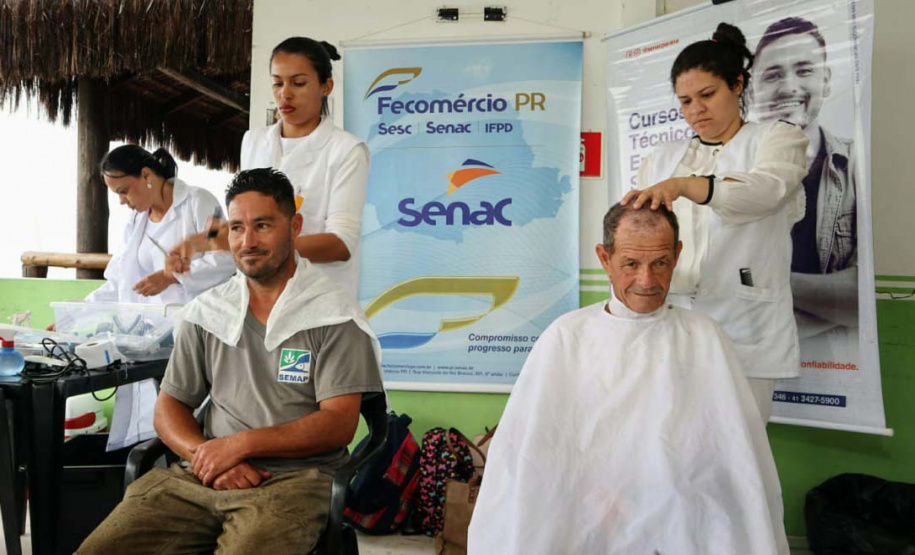 A empresa Portos do Paraná levou pela primeira vez o projeto Porto em Ação para além do continente. A comunidade beneficiada foi a de Encantadas, na Ilha do Mel. Nesta quarta-feira (4), os moradores tiveram acesso a exames clínicos e vacinação, além de corte de cabelo, aulas de xadrez, orientações sobre qualidade de vida e atividades físicas. Foto: Portos do Paraná