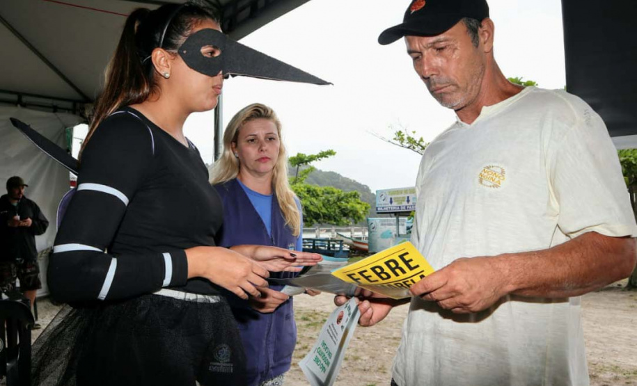 A empresa Portos do Paraná levou pela primeira vez o projeto Porto em Ação para além do continente. A comunidade beneficiada foi a de Encantadas, na Ilha do Mel. Nesta quarta-feira (4), os moradores tiveram acesso a exames clínicos e vacinação, além de corte de cabelo, aulas de xadrez, orientações sobre qualidade de vida e atividades físicas. Foto: Portos do Paraná